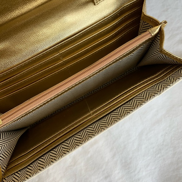 Steve Madden Detachable Quilted Crossbody Wallet - Picture 4 of 5